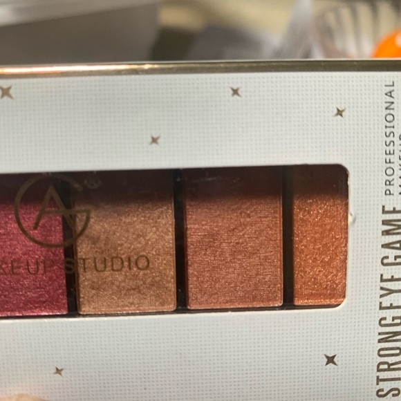 Vibrant Red and Pink Eyeshadow Palette for Bold Looks - Picture 4 of 4